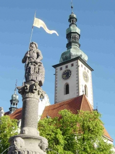 Věž děkanského kostela a pomníkem Jana Žižky