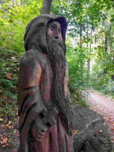 Dřevěná socha poustevníka