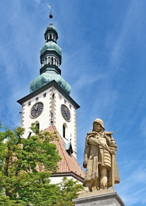 Pomník Jana Žižky s pozadím věže děkanského kostela