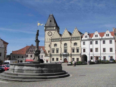 Pohled přes kašnu na Starou radnici