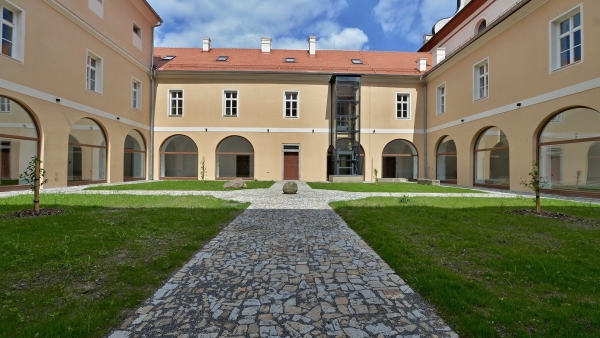 Rajský dvůr a Galerie Ambit - dočasně zavřeno