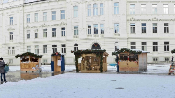 Vánoční atmosféra s adventními stánky  na nám. T. G. Masaryka